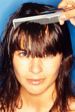 Bild kann Human Person Comb Sonnenbrillen Zubehör und Zubehör enthalten