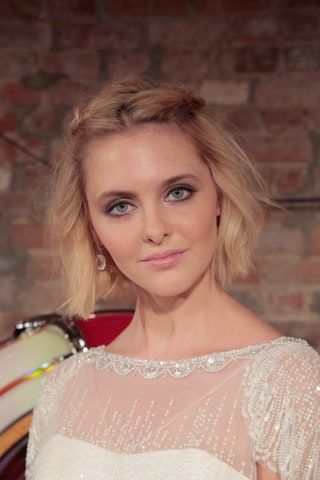 Bild kann enthalten Abendkleid Kleidung Kleid Kleidung Robe Mode Mensch Person und Gesicht