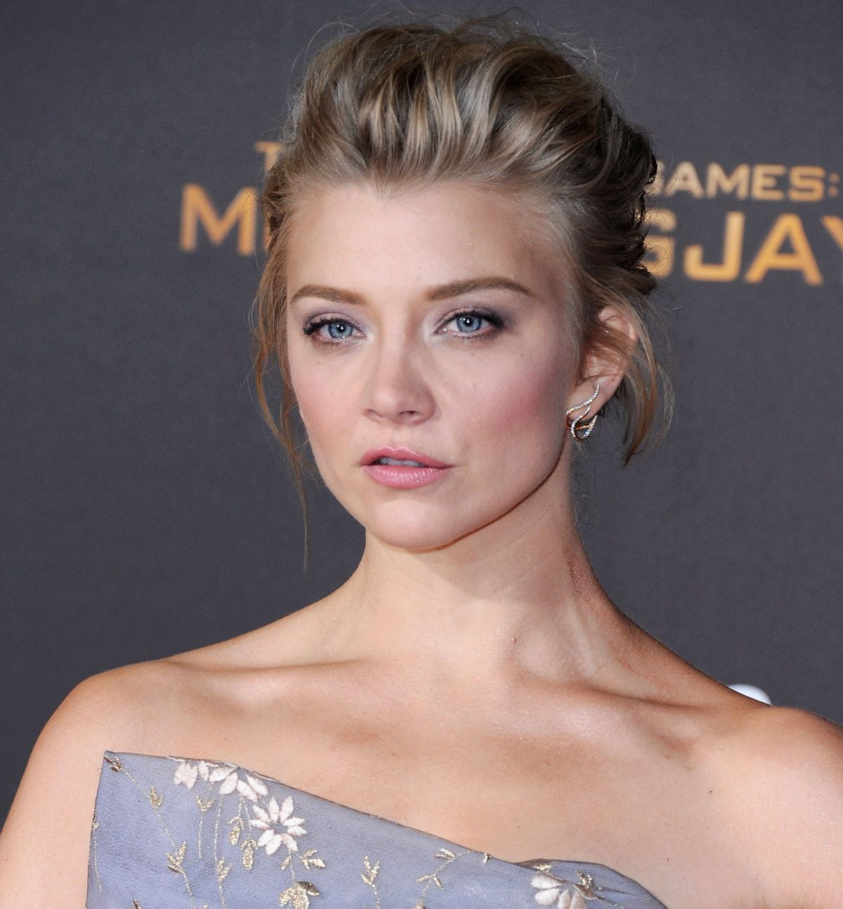 Bild könnte enthalten Mode Kleidung Abendkleid Kleid Kleidung Robe Menschliche Person Natalie Dormer und Premiere
