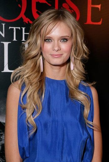Bild kann Sara Paxton Human Person Bluse Kleidung und Bekleidung enthalten
