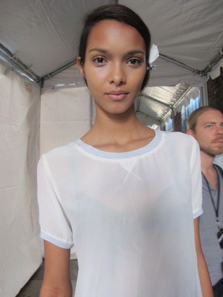 Slika lahko vsebuje Lais Ribeiro Torbjrn Re Isaksen Človeška oblačila, oblačila, obraz in rokav