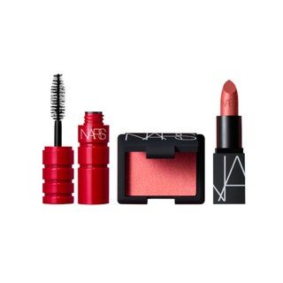 En miniuppsättning av NARS Seduction Mascara Blush Lipstick på vit bakgrund