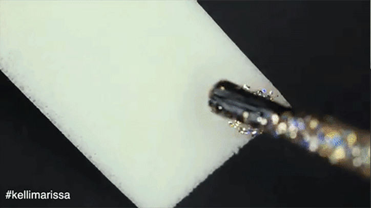 Dieser geniale Trick macht das Auftragen von Glitzer-Nagellack so viel einfacher