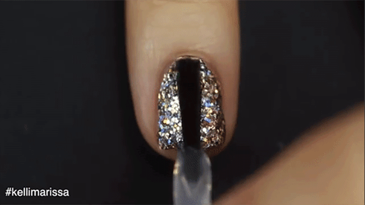 Bild kann Human Person Schmuck Ring Zubehör Zubehör Maniküre und Nagel enthalten