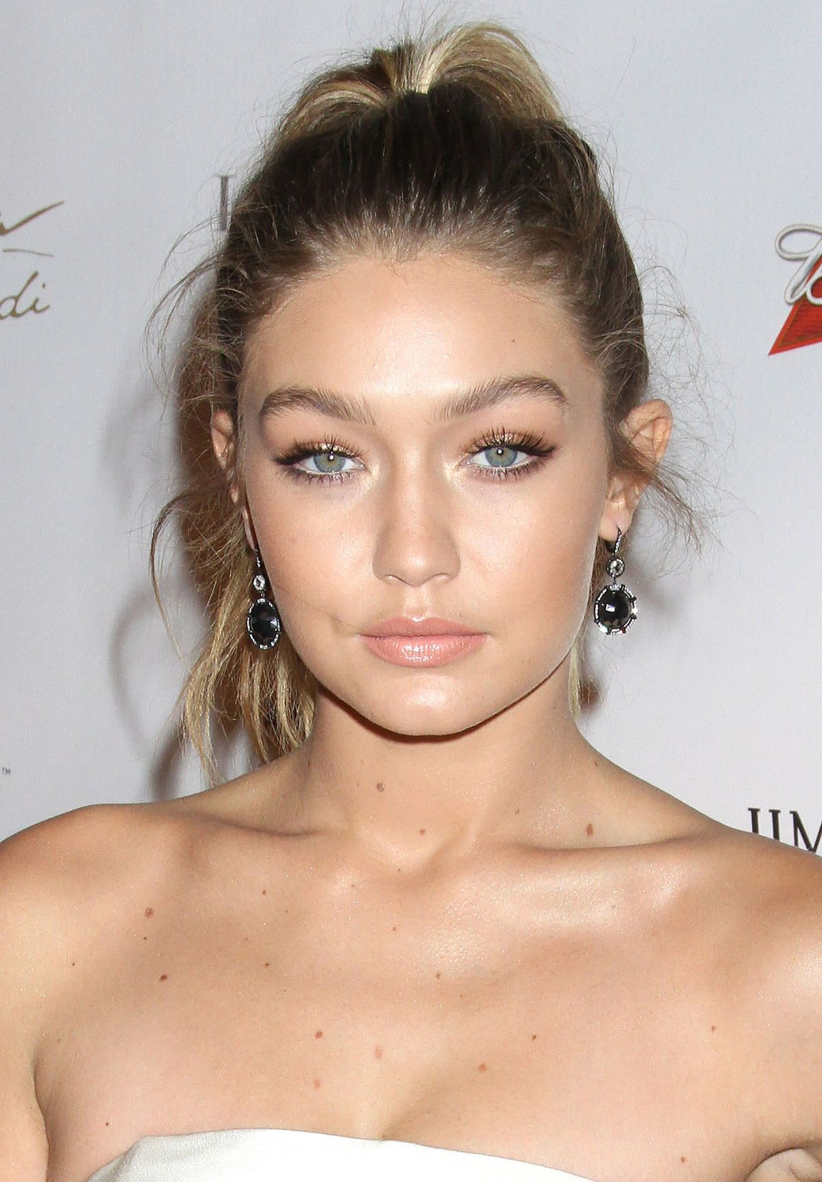 Nuotraukoje gali būti Jelena Noura Gigi Hadid Human Person Face Hair Namų dekoro mada ir premjera
