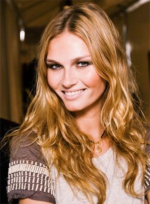 Bilden kan innehålla ansikte mänsklig person blond tonårsbarn barn och leende