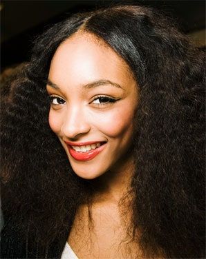 Bilden kan innehålla Jourdan Dunn Hår Svart Hår Ansikte Människo och person