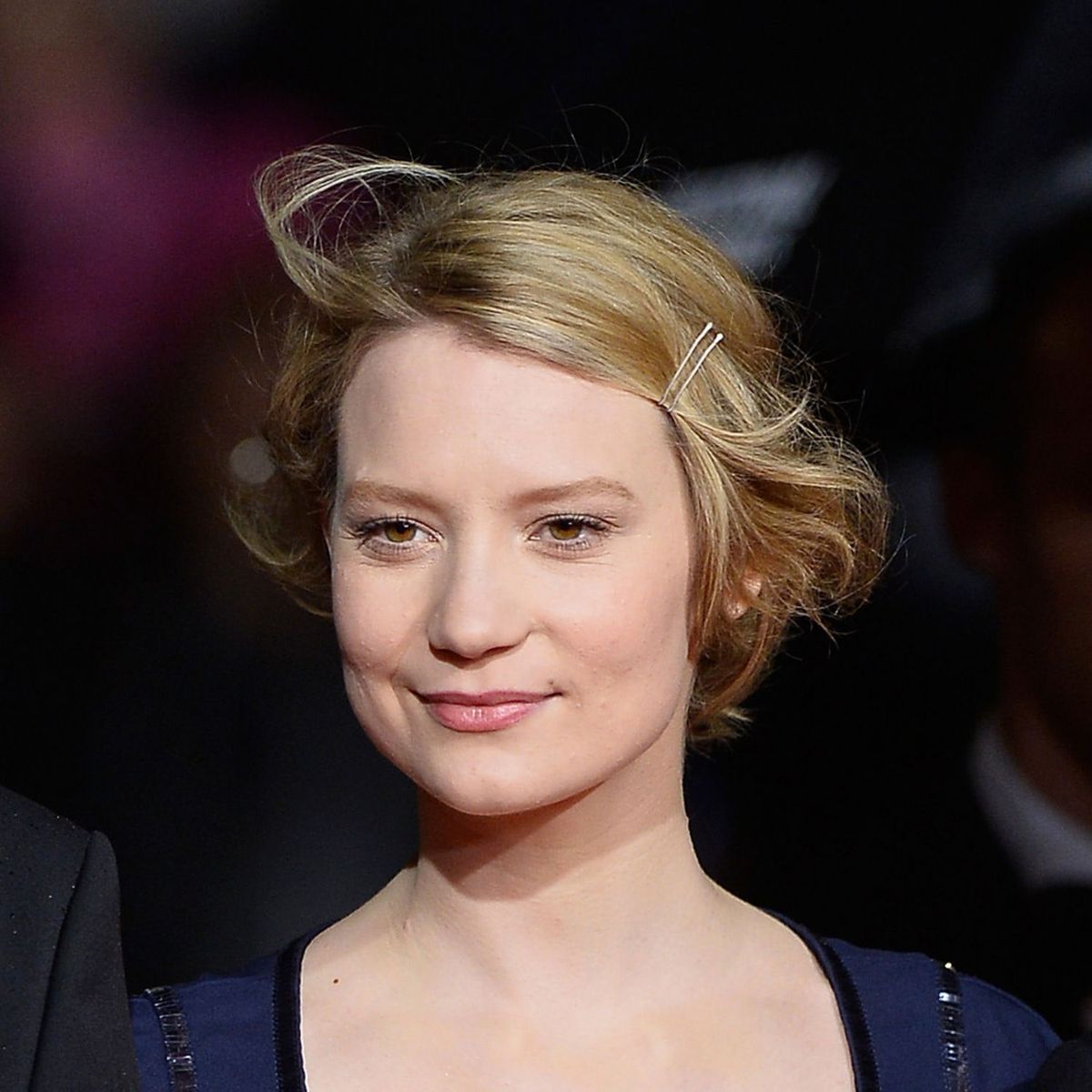 Bilden kan innehålla Mia Wasikowska Människoperson Kläder Aftonklänning Kläder Klädrock Mode och premiär