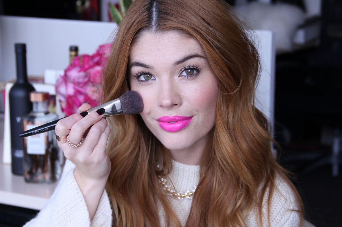 Bilden kan innehålla Human Person Tool Brush Lipstick och kosmetika