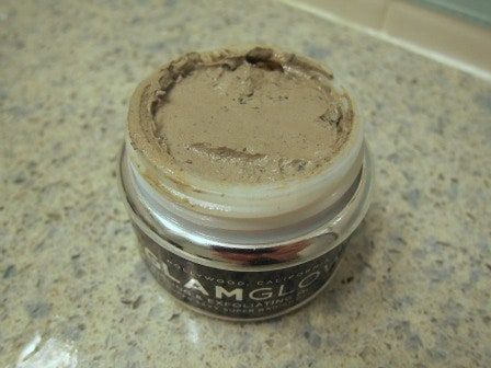 Bild kann enthalten Kosmetik Getränk Milch Getränk Gesicht Make-up Schmuck Zubehör Ring und Zubehör