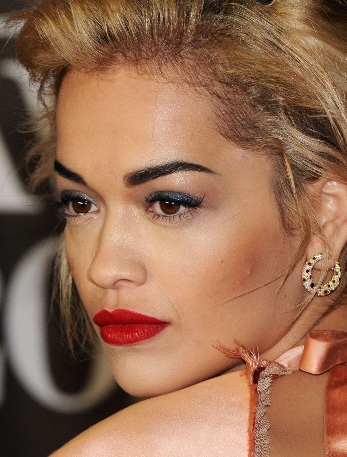 Slika lahko vsebuje Rita Ora Face Human Person šminka, kozmetični dodatki in dodatki