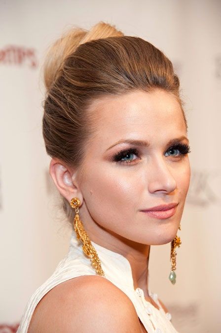 Bild kann Shantel VanSanten Human Person Zubehör Zubehör Gesicht und Schmuck enthalten