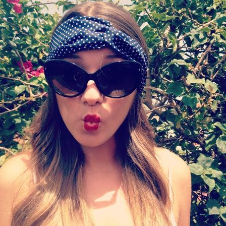 Bild kann enthalten Sonnenbrillen Zubehör Zubehör Menschliche Person Gesicht Brille Kleidung Bekleidung Weiblich und Pflanze