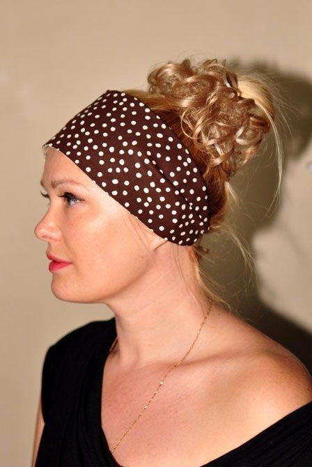 Bild kann enthalten Kleidung Kleidung Hut Stirnband Mensch und Bandana