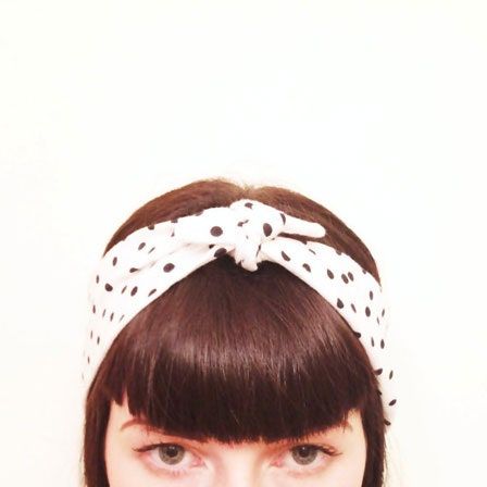 Bild kann enthalten Kleidung Kleidung Hut Stirnband Bandana Mensch und Person