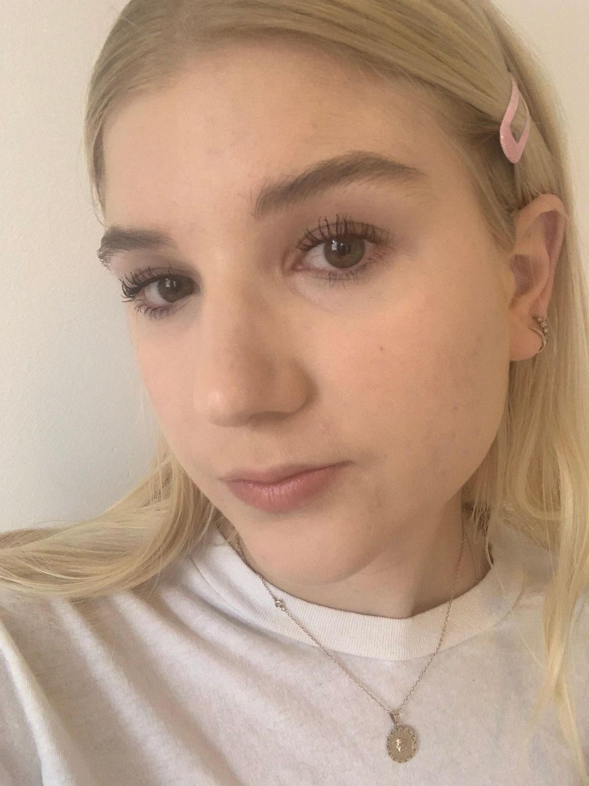 Bild kann enthalten Kleidung Kleidung Gesicht Mensch Person Hut und Stirnband