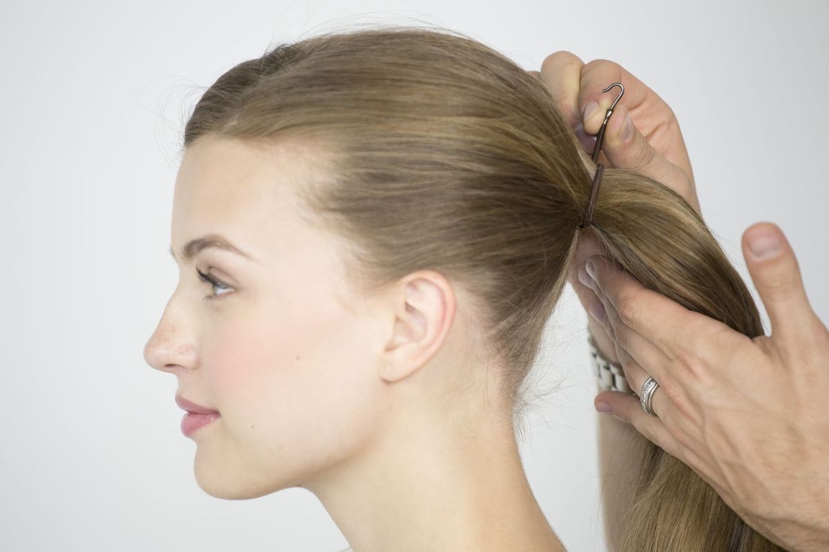 Slika lahko vsebuje Hair Human Person in Čop