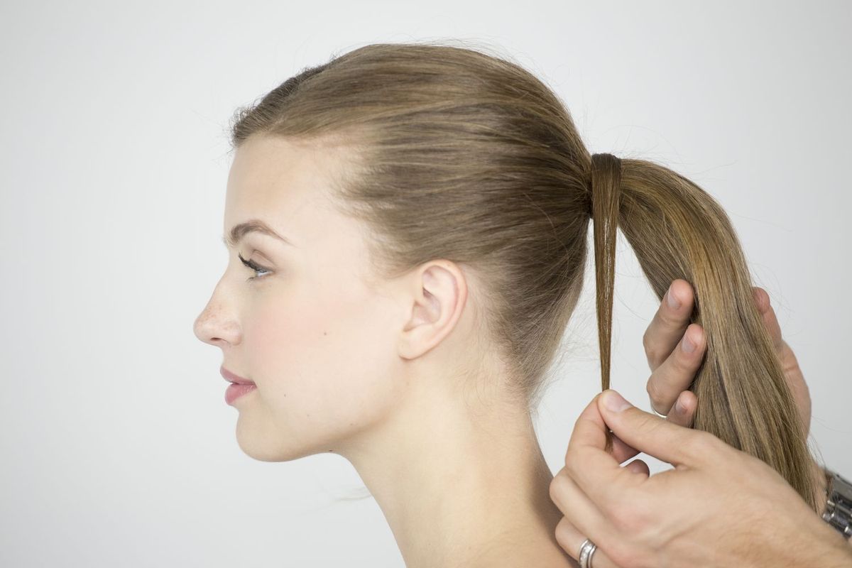 Slika lahko vsebuje Hair Human Person in Čop
