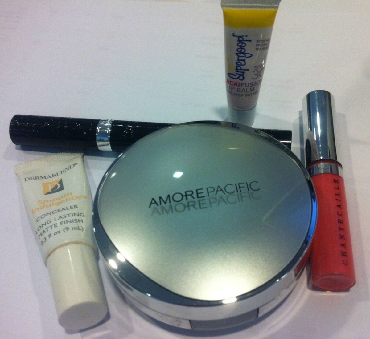 Slika lahko vsebuje Cosmetics Face Makeup Electronics Mouse Strojna oprema in računalnik