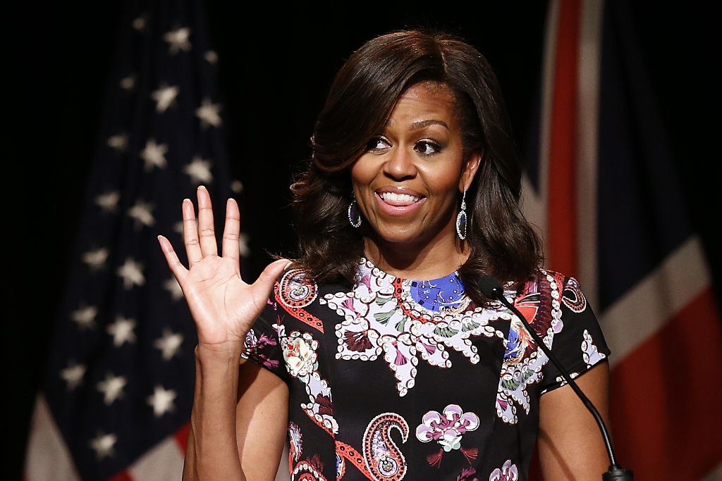 Slika lahko vsebuje obraz in rokav, oblačila, oblačila za domačo dekoracijo človeka, Michelle Obama