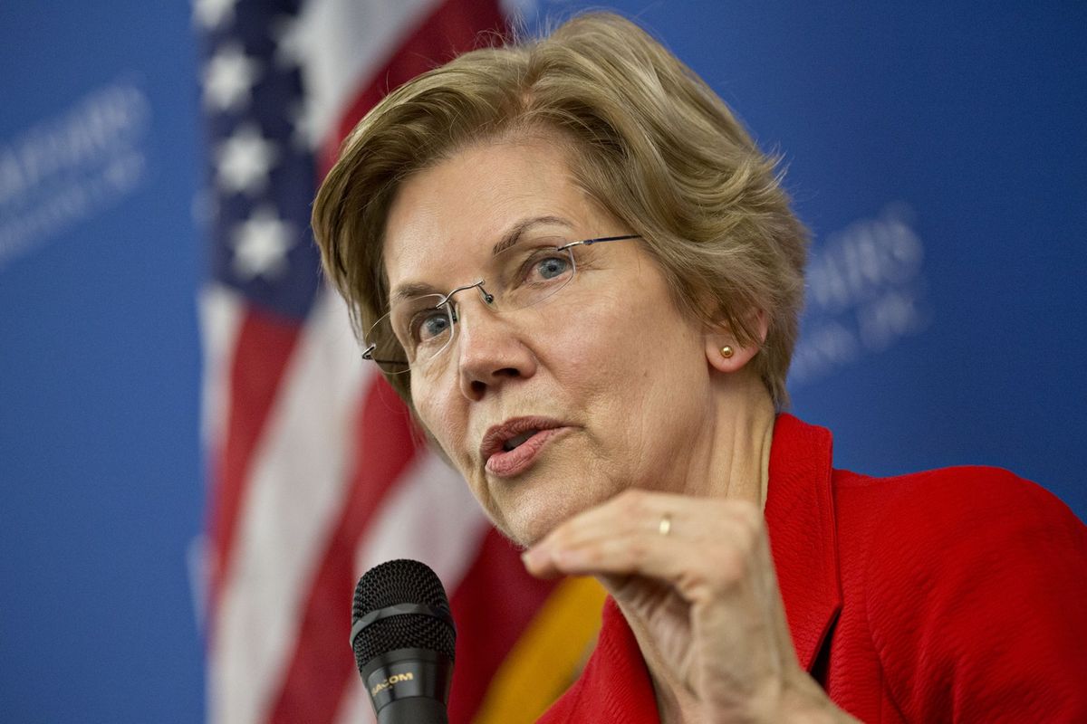 Nuotraukoje gali būti Elizabeth Warren elektrinio įrenginio mikrofono, žmonių minios auditorijos akiniai ir priedai