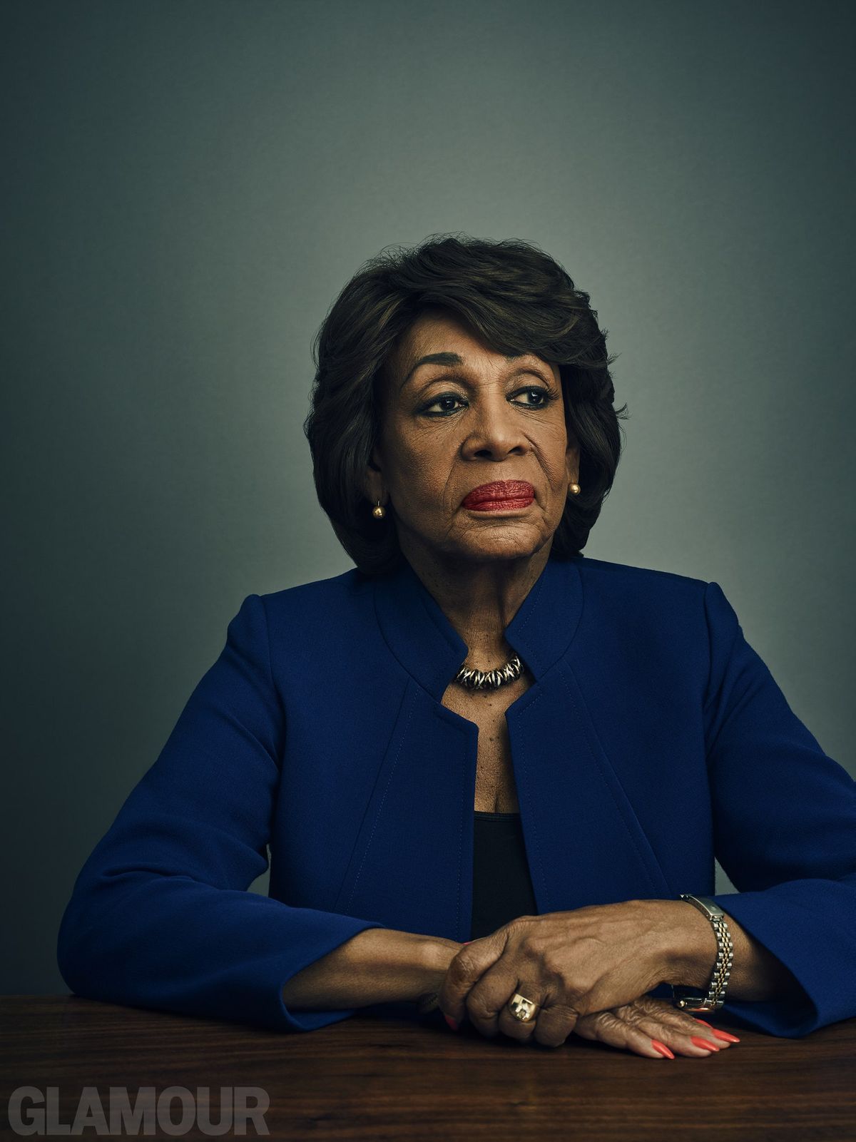Slika lahko vsebuje Maxine Waters Človeška oblačila, oblačila, rokavi, glava in obraz