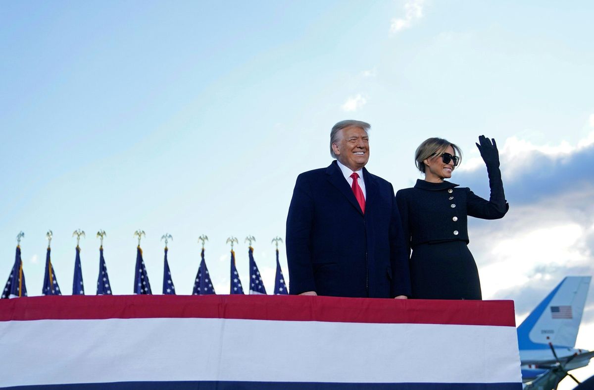 Kadenciją baigiantis JAV prezidentas Donaldas Trumpas ir pirmoji ponia Melania Trump kreipiasi į svečius Jungtinėje Andrews bazėje Merilande...