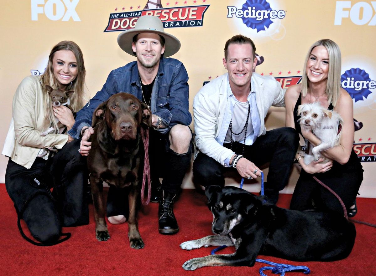 Slika lahko vsebuje Tyler Hubbard Človeška oseba Klobuk Oblačila Oblačila Žival Sesalec Pet Pes Pas in Brian Kelley