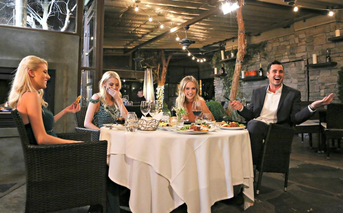 Bild kann enthalten Mensch Restaurantmöbel Stuhl Food Court Essen Tischdecke Mahlzeit Mantel Kleidung und Anzug