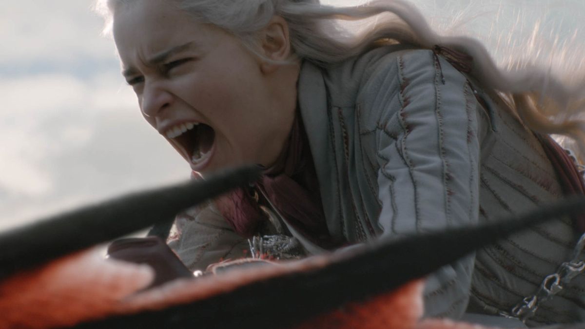 Daenerys Targaryen rėkia jodamas savo drakonu „Sostų žaidime“.