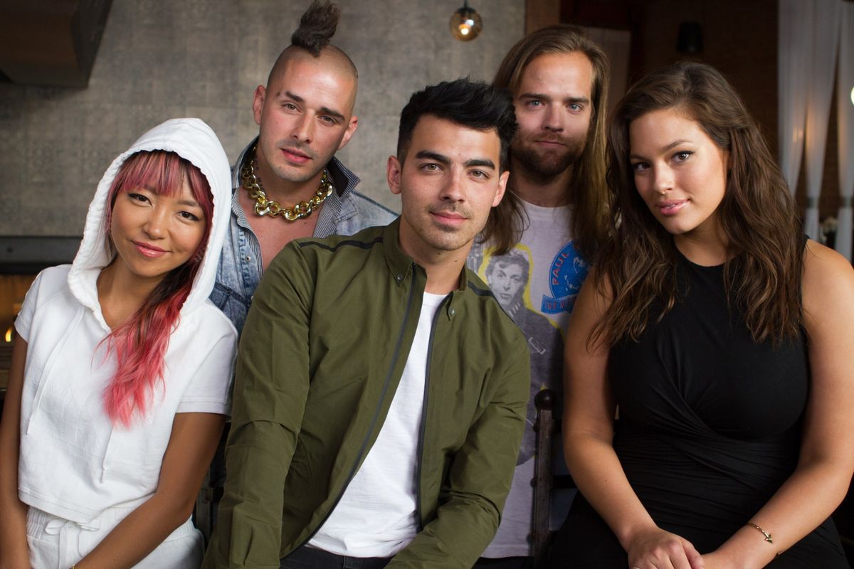 Kuva saattaa sisältää JinJoo Lee Joe Jonas Ashley Graham Jack Lawless Human Person Clothing Apparel ja Paul McCartney