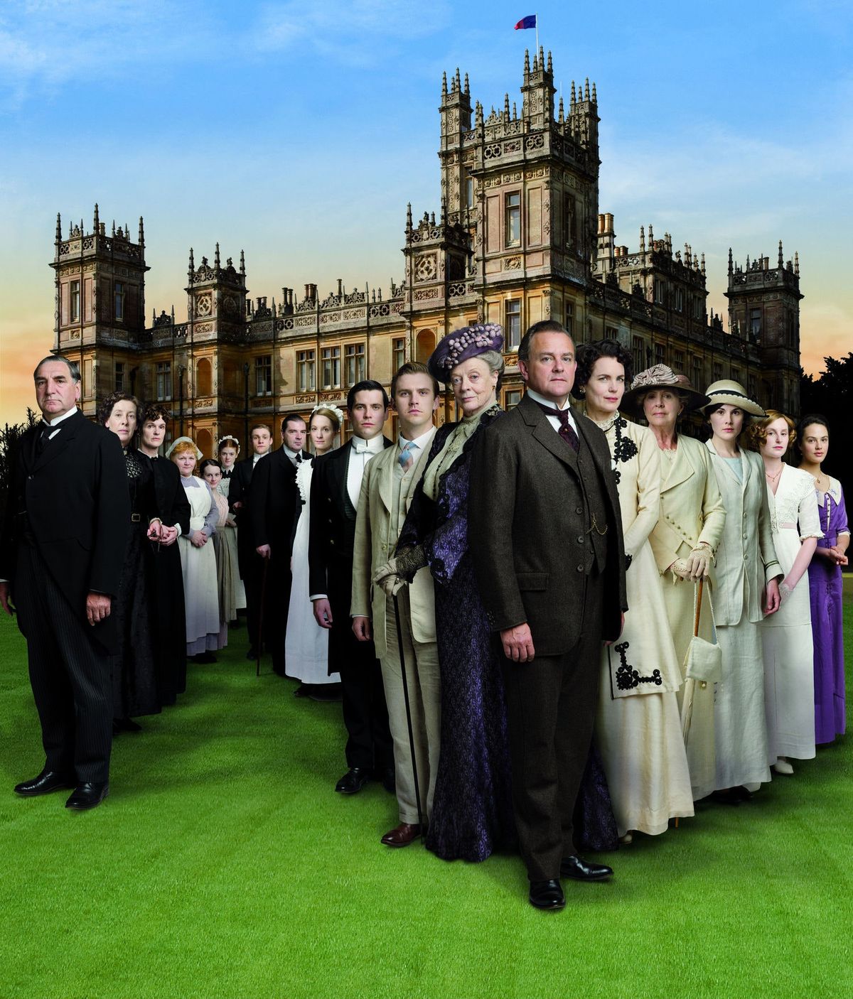 Slika lahko vsebuje Jim Carter Elizabeth McGovern Brendan Coyle Hugh Bonneville Lesley Nicol Oblačila in oblačila