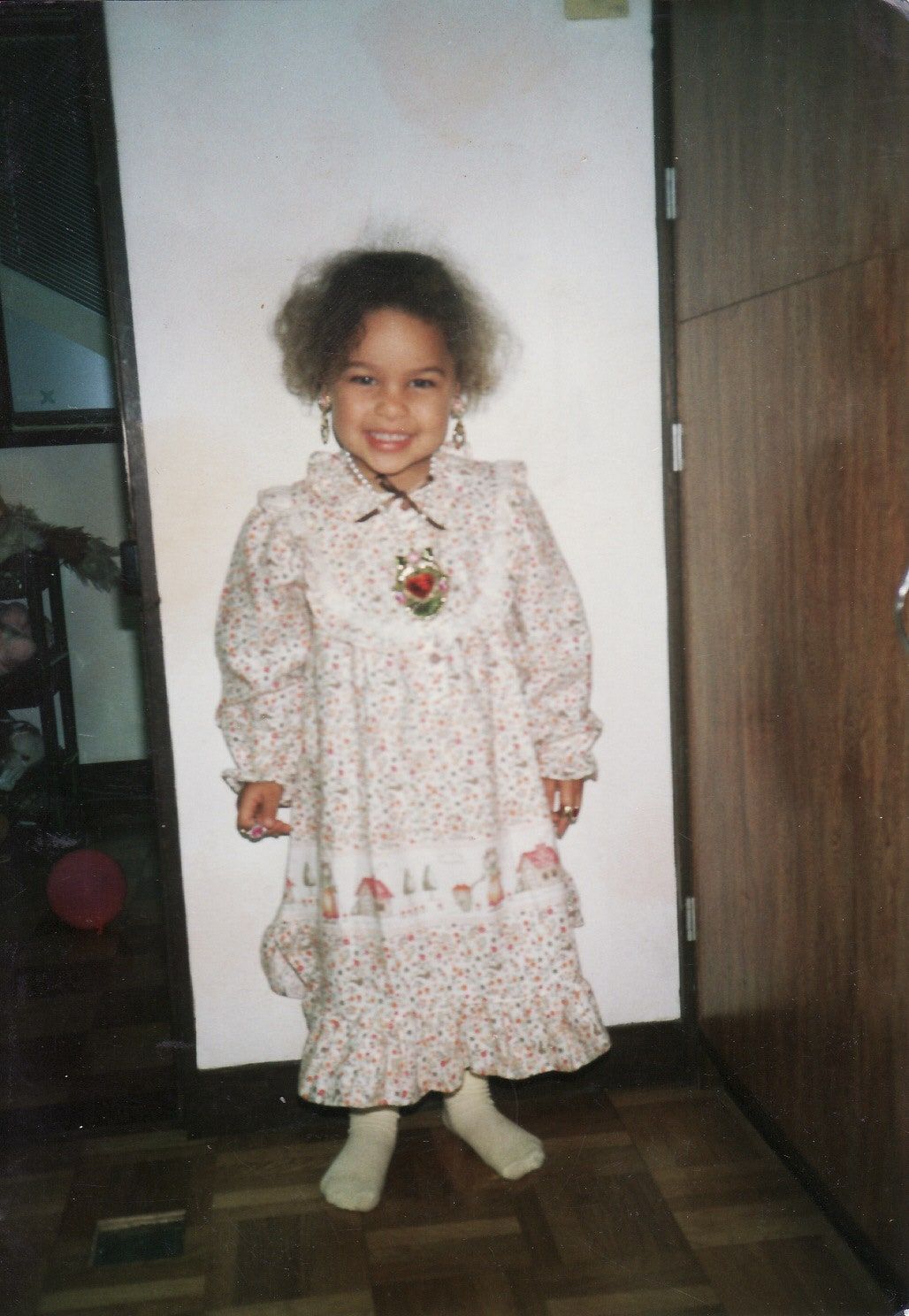 Dieses Bild kann enthalten Kleidung Kleidung Menschliche Person Abendkleid Robe Mode Kleid Ärmel und Haare