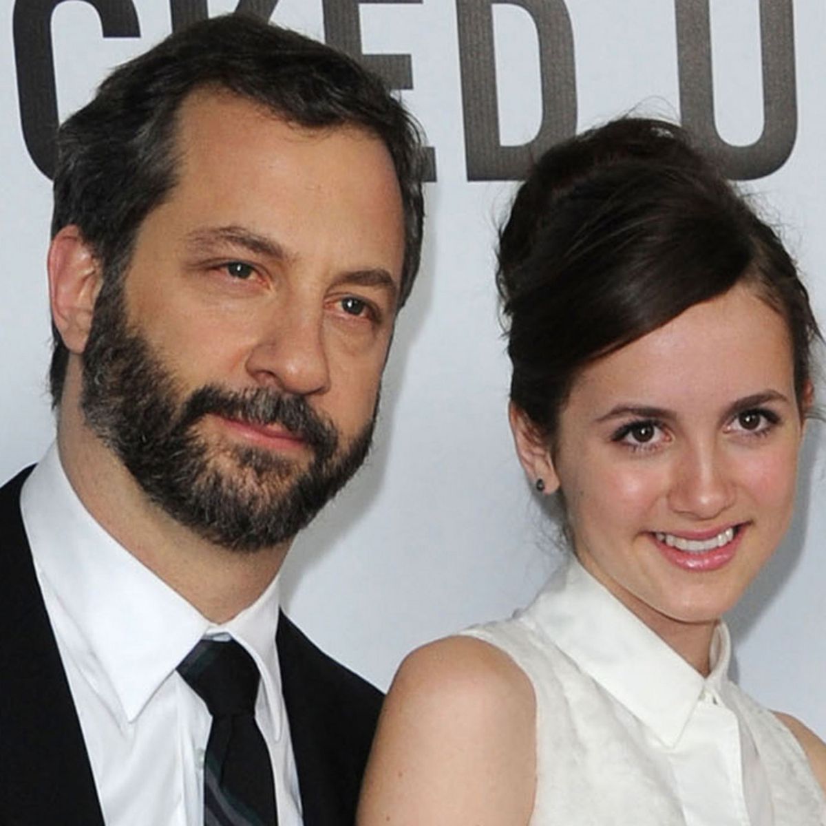 Nuotraukoje gali būti Maude Apatow Judd Apatow kaklaraiščio aksesuarai žmogaus palto drabužiai ir paltas