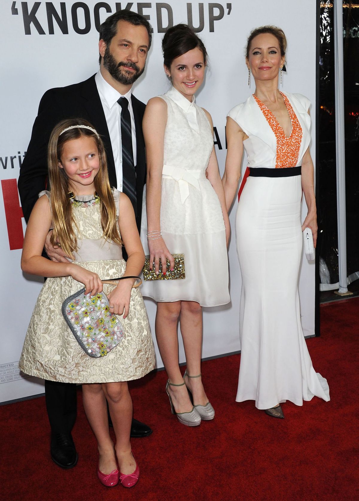 Nuotraukoje gali būti Iris Apatow Maude Apatow Judd Apatow Human Person Fashion Premiere Kostiumo paltas ir drabužiai