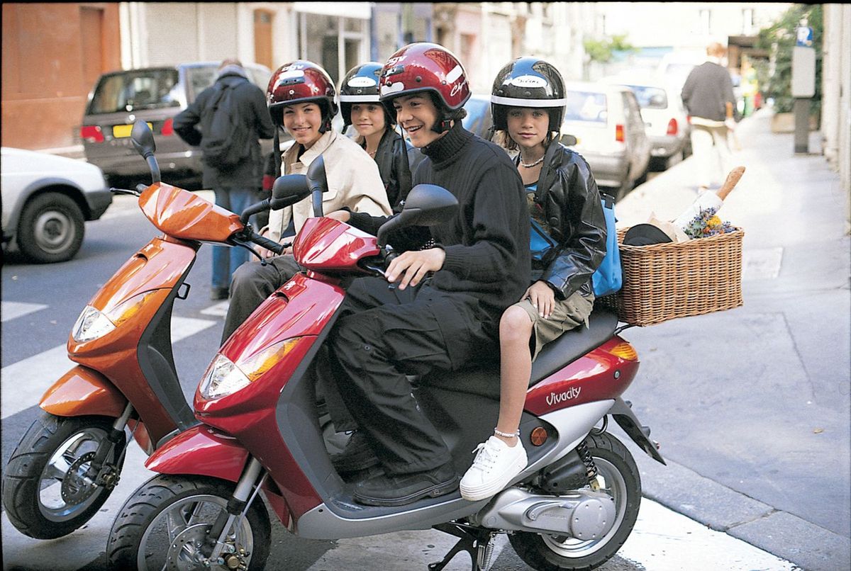Bild kann enthalten Helm Kleidung Bekleidung Transport Fahrzeug Motorrad Mensch Person Rad Maschine und Auto