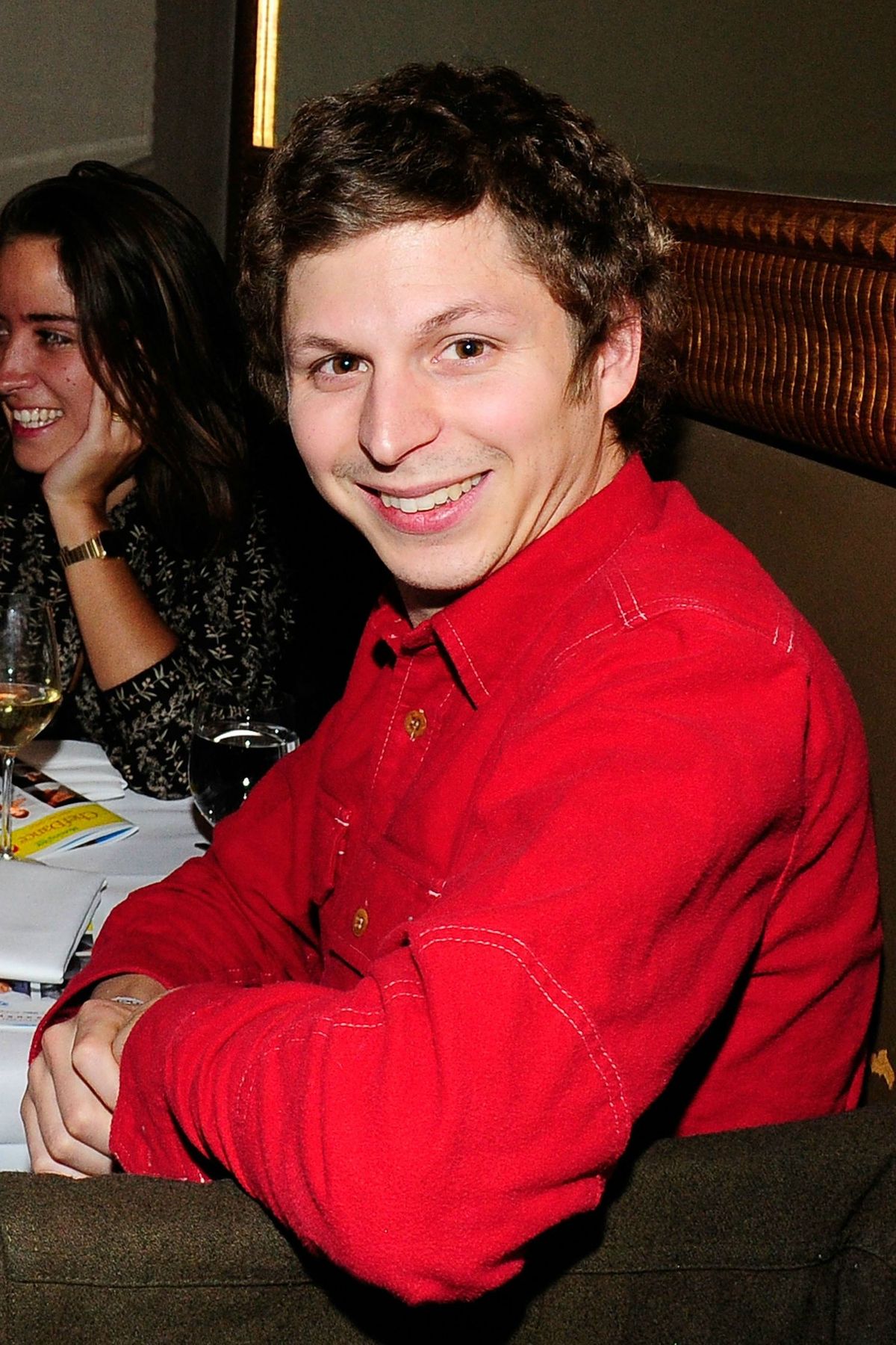 Bild könnte Michael Cera enthalten Mensch Glas Pub Bartheke Getränke und Alkohol trinken