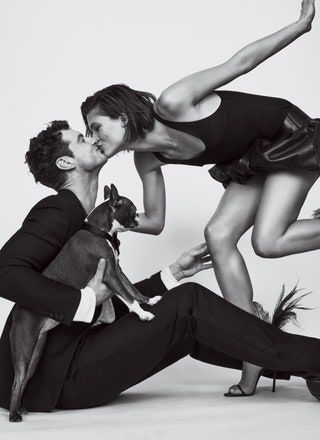 画像には、人間のキスキスの服やアパレルが含まれている場合があります