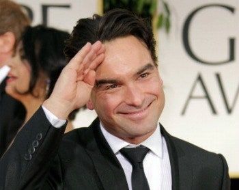 Slika lahko vsebuje Kravata Dodatki Dodatki Obraz Človeška oseba Johnny Galecki Plašč Oblačila Obleka in plašč