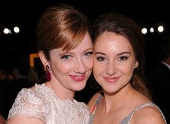 Slika lahko vsebuje Shailene Woodley Človeška oseba Judy Greer Face Hair Oblačila Oblačila in nasmeh