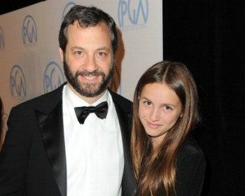 Slika lahko vsebuje Judd Apatow Oblačila Oblačila Plašč Plašč Obleka Človeška oseba Smoking in obraz