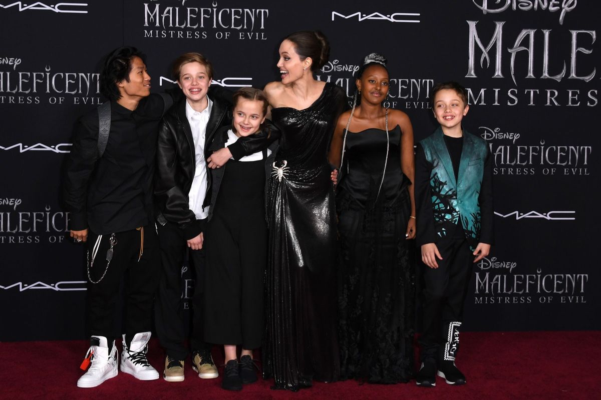 Ameriška igralka Angelina Jolie in otroka Pax Shiloh Vivienne Zahara in Knox.