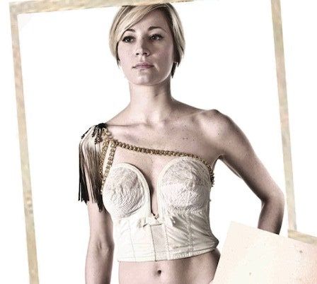 Nuotraukoje gali būti Clothing Apparel Lingerie Underwear Human Person ir liemenėlė