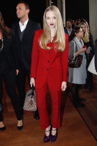 La imagen puede contener Amanda Seyfried Persona humana Ropa Ropa Traje Abrigo Abrigo y mujer
