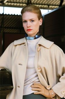 Bilden kan innehålla January Jones Kläder Kläder Överrock Kappa Trenchcoat Människo och person