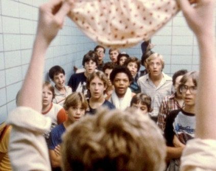 Bilden kan innehålla Människoperson Skola Inomhusrum Klassrumspublik och Johnny Jewel