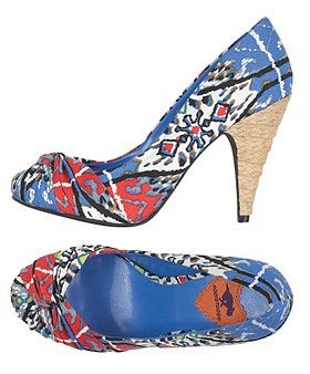 Bilden kan innehålla Kläder Kläder Skor Sandal och Sko