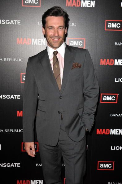 ในภาพอาจจะมี Jon Hamm Coat Clothing Suit Overcoat Apparel Human Person Fashion Premiere Man and Tie