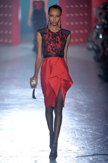 ในภาพอาจจะมี มนุษย์ คน รันเวย์ แฟชั่น จัสมิน Tookes เสื้อผ้าและเครื่องแต่งกาย