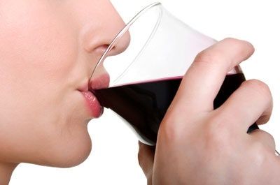 画像には、人間の飲み物と飲酒が含まれている可能性があります
